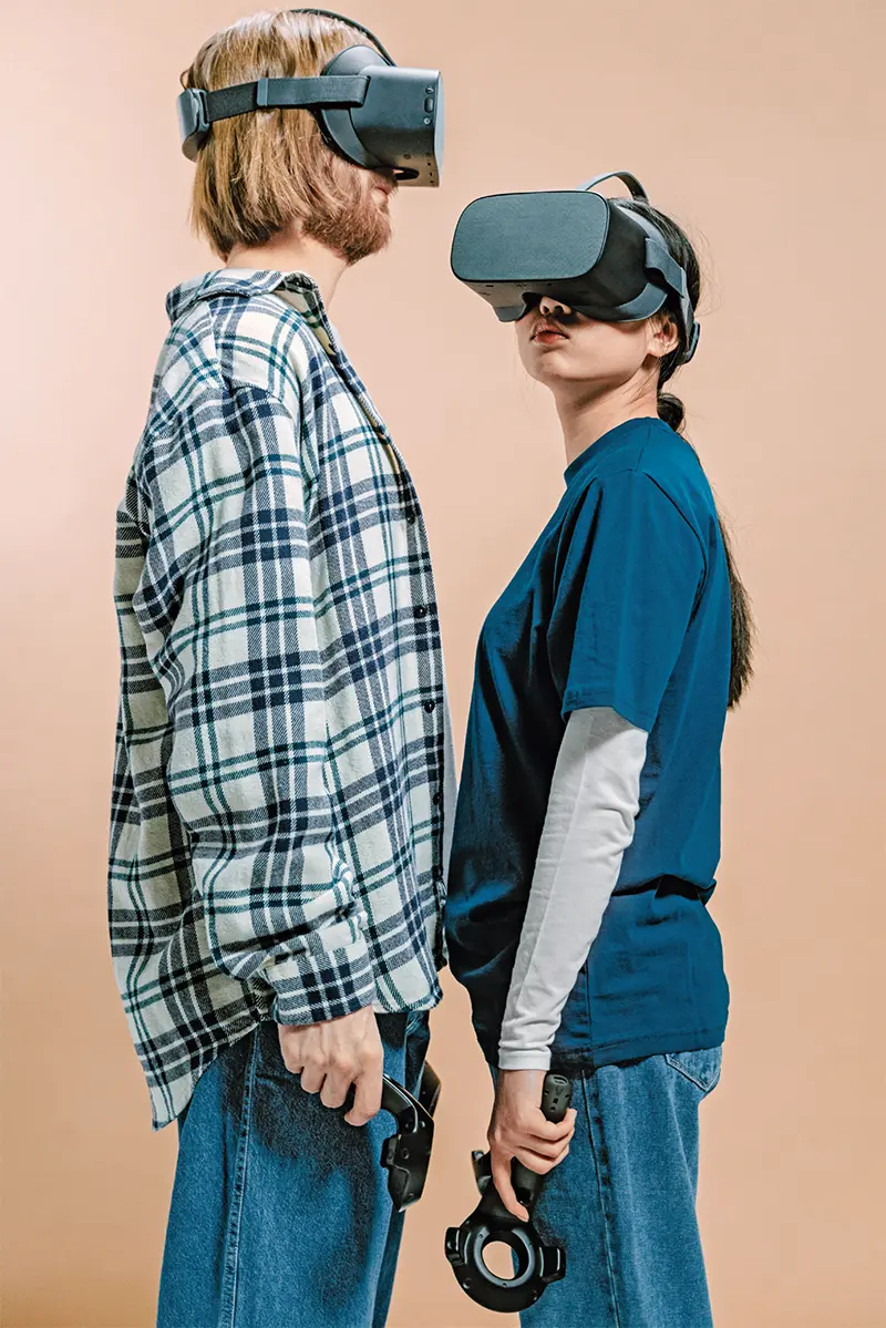 Zwei menschen mit VR-Brillen