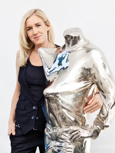 Birgit Vikas, mit Skulptur aus Metall