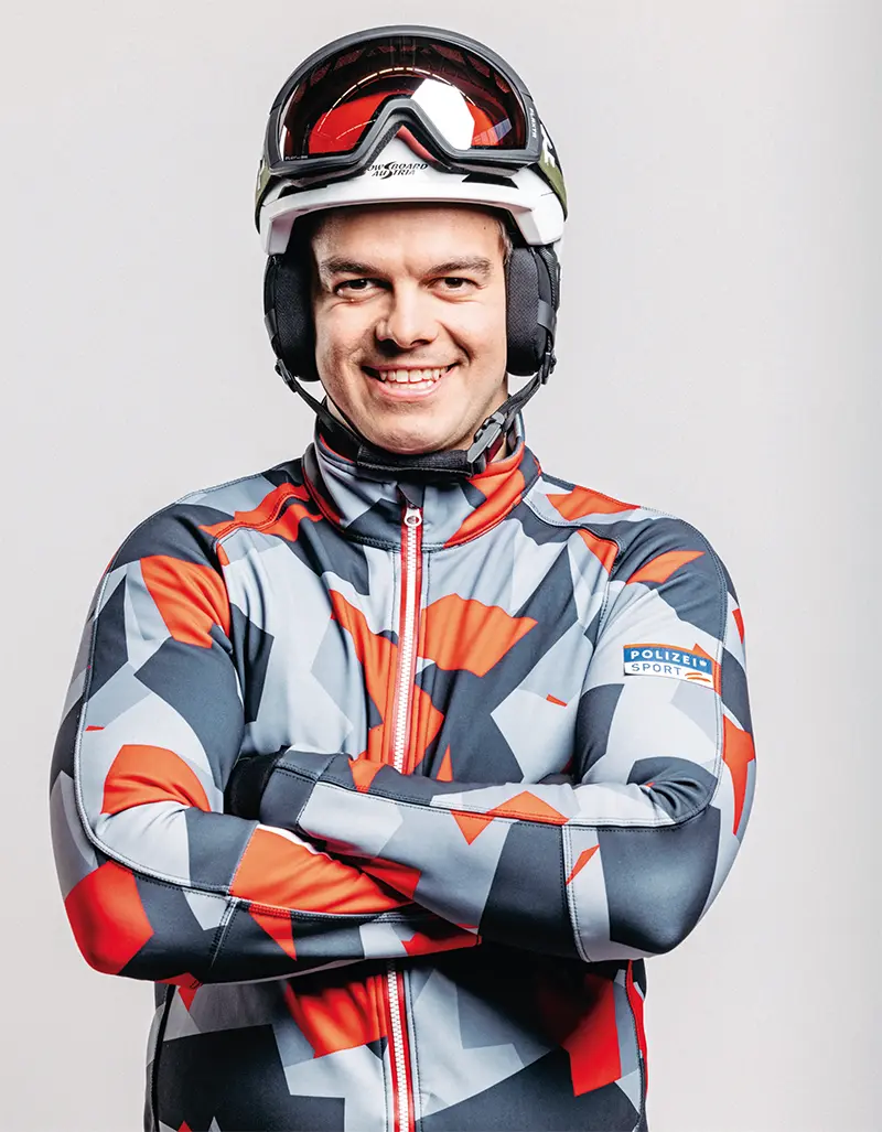 Portrait von Jakob Dusek im Anorak mit Helm und Skibrille