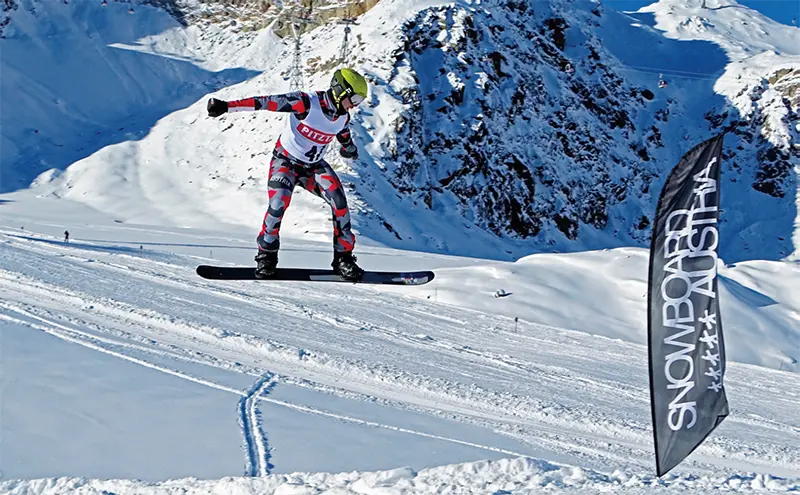 Jakob Dusek springt mit dem Snowboard