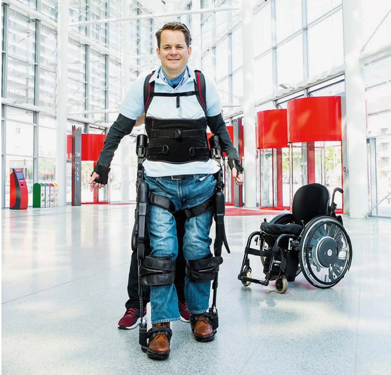 Mann mit einem Exoskelett