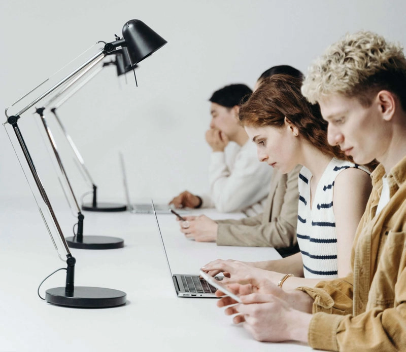 Menschen vor Laptops